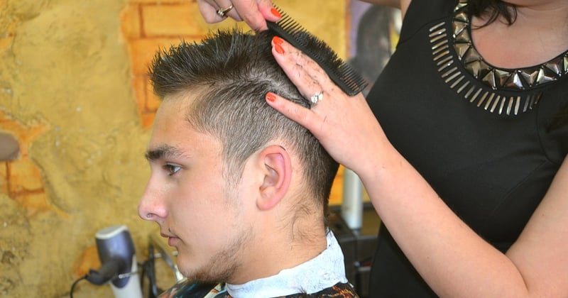 Frisuren mit Haarband: 15 stylische Ideen für jeden Anlass